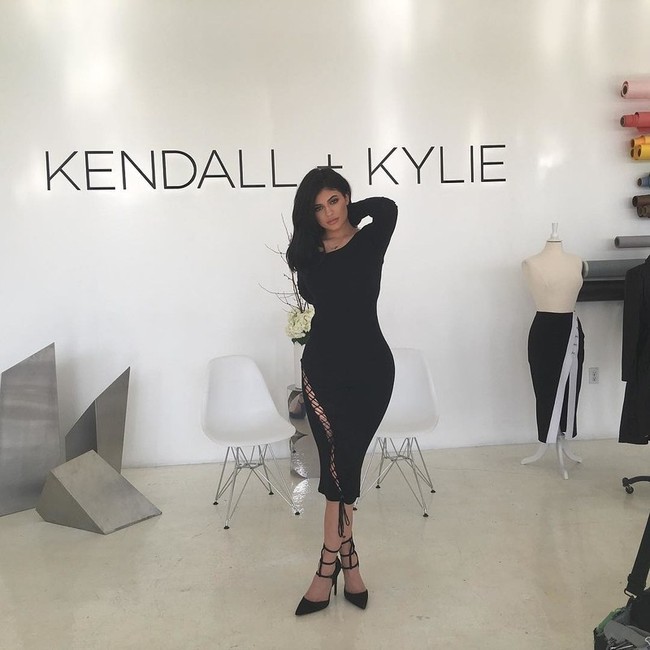 Kylie Jenner phá đảo kỷ lục diện đồ rẻ của sao thế giới khi diện áo chưa đến 100.000 VNĐ - Ảnh 8.