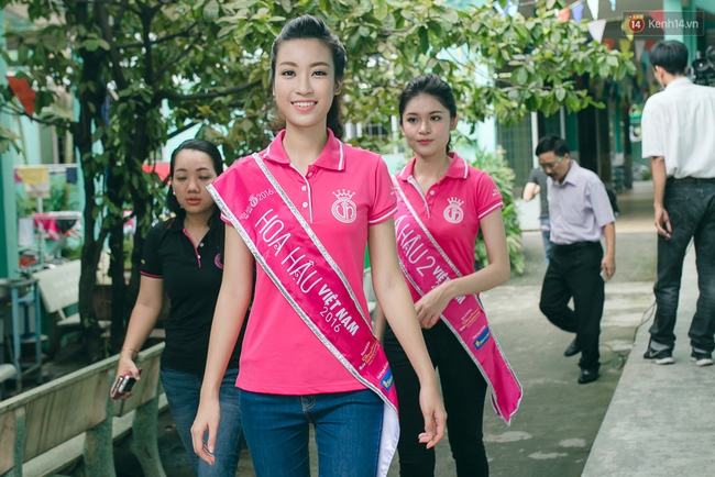 Không váy áo lộng lẫy, Hoa hậu Đỗ Mỹ Linh và 2 Á hậu vẫn xinh tươi khi đi từ thiện sau đăng quang - Ảnh 1.