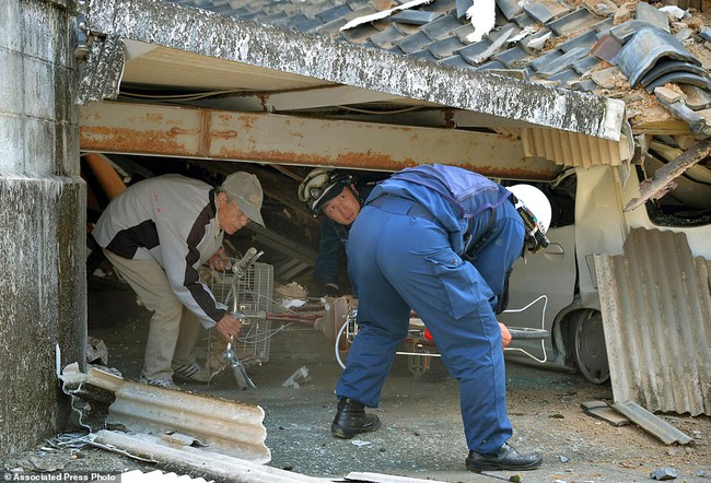 Nhật Bản tan hoang sau động đất, số người chết tăng lên 41 - Ảnh 7.