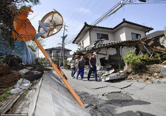 Người Nhật Bản khóc ròng bên đống đổ nát sau 2 trận động đất liên tiếp - Ảnh 2.