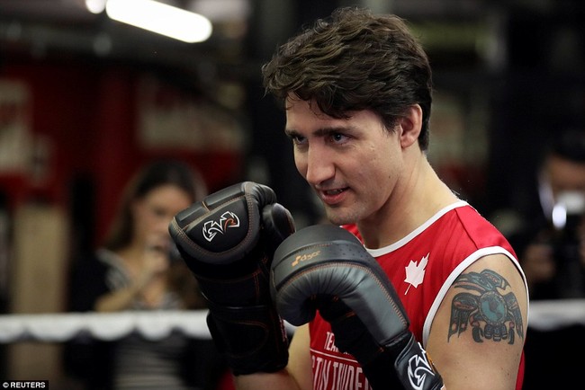 Thủ tướng Canada xỏ găng đấm bốc như võ sĩ chuyên nghiệp - Ảnh 4.