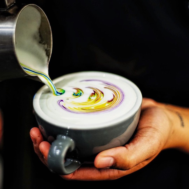 Những ly latte cầu vồng đẹp ng&acirc;y ngất nh&igrave;n l&agrave; m&ecirc; - Ảnh 5.