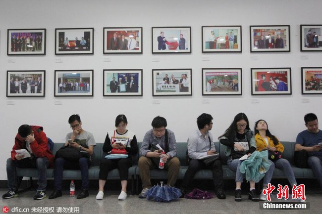 Trung Quốc: Hơn 100.000 thí sinh đội mưa đi thi tuyển công chức - Ảnh 7.