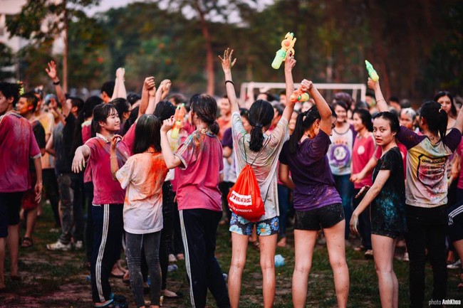 Teen Huế tưng bừng quẩy Color me run phiên bản ném bóng nước trong Lễ trưởng thành - Ảnh 4.