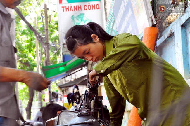 Cô gái 21 tuổi sửa xe máy ở vỉa hè Sài Gòn để phụ ba mẹ nuôi các em ăn học - Ảnh 3.