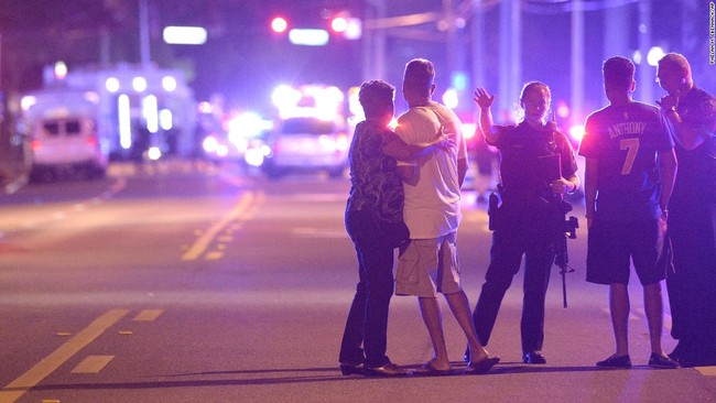 Mỹ: Hiện trường hỗn loạn sau vụ xả súng đẫm máu tại hộp đêm đồng tính - Ảnh 2.