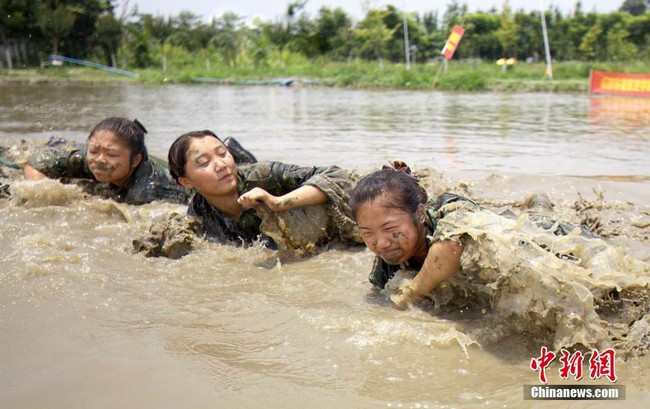 Không thể tin nổi bài tập khắc nghiệt như quân đội này là dành cho các tiếp viên hàng không tương lai - Ảnh 4.