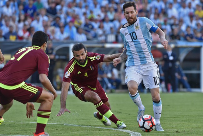 Messi kiến tạo và ghi bàn giúp Argentina vào bán kết Copa America 2016 - Ảnh 6.