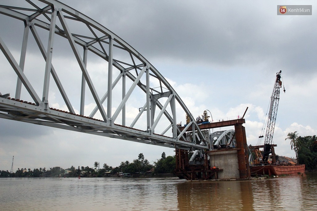 Cầu Ghềnh sắp nối nhịp đôi bờ, đường sắt Bắc Nam chuẩn bị thông tuyến - Ảnh 4.