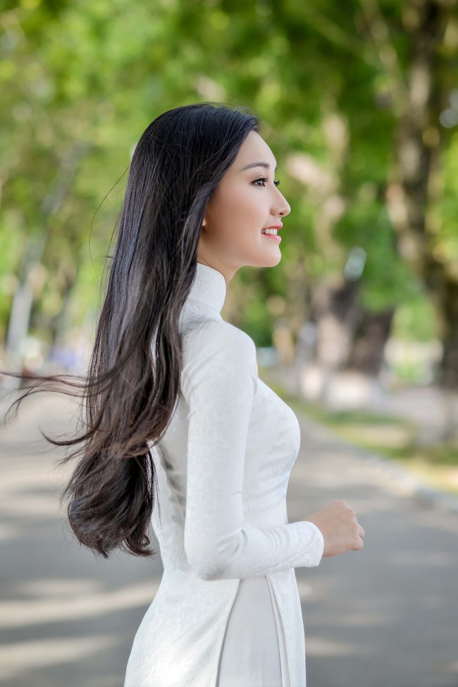 Hoa hậu Việt Nam 2016: Lại ngất ngây với người đẹp Huế - Ngọc Trân trong tà Áo dài trắng - Ảnh 4.