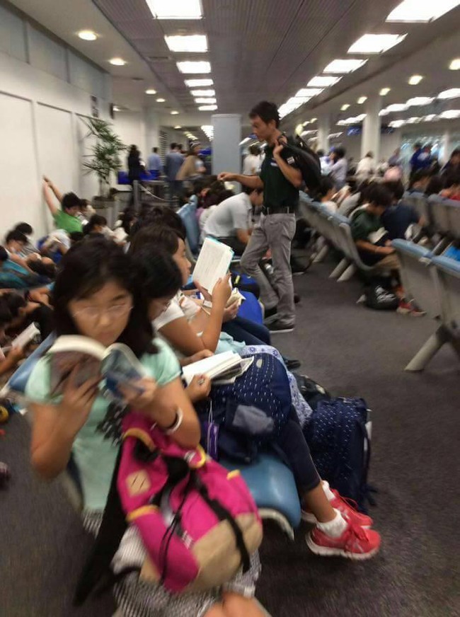 Thay vì cắm mặt vào smartphone, trẻ em Nhật lại chăm chú đọc sách khi đợi chờ ở sân bay - Ảnh 2.