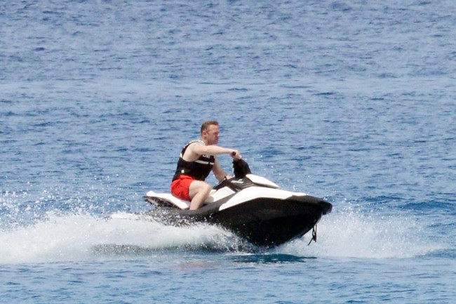 Rooney đi m&aacute;y bay v&eacute; 2,6 triệu, thu&ecirc; si&ecirc;u du thuyền 3,5 tỷ đồng - Ảnh 7.