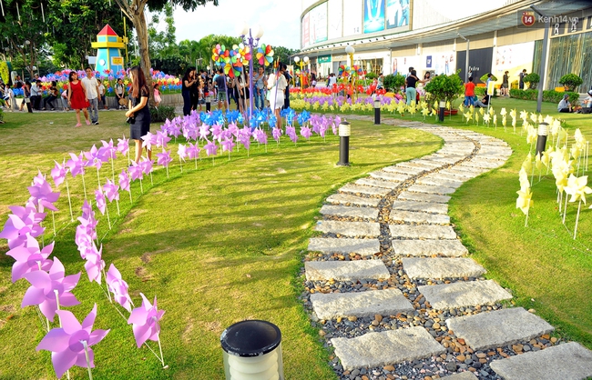 Người Sài Gòn thích thú chụp ảnh trong khu vườn 3.500 chong chóng đủ màu sắc - Ảnh 4.