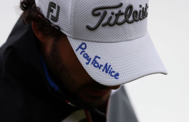Xúc động hình ảnh golf thủ đội mũ tưởng niệm các nạn nhân vụ thảm sát ở Nice - Ảnh 3.