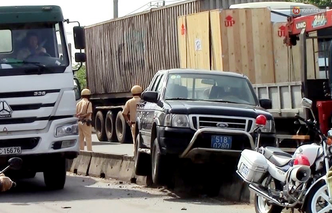 TP. HCM: Xe du lịch húc ô tô của thanh tra giao thông văng lên dải phân cách - Ảnh 2.