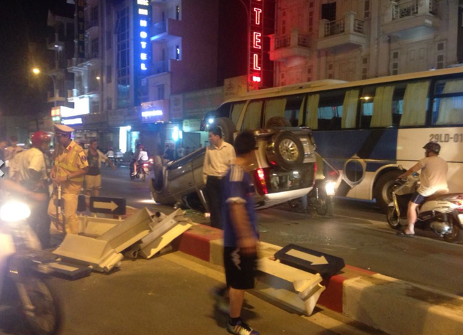 H&agrave; Nội: &Ocirc; t&ocirc; lật ngửa tr&ecirc;n cầu vượt Trần Duy Hưng, t&agrave;i xế may mắn tho&aacute;t nạn - Ảnh 4.