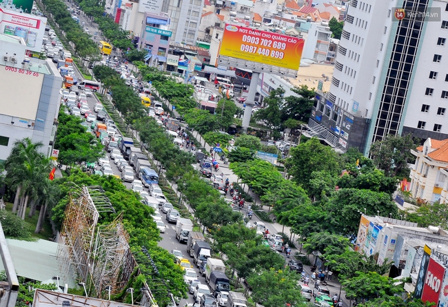 Kẹt xe nghiêm trọng ở cửa ngõ sân bay Tân Sơn Nhất vào giữa trưa - Ảnh 4.