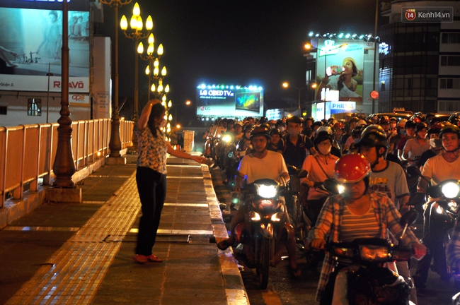 Người dân đổ về chùa dự lễ Vu lan, một số tuyến đường Sài Gòn bị ùn tắc - Ảnh 4.