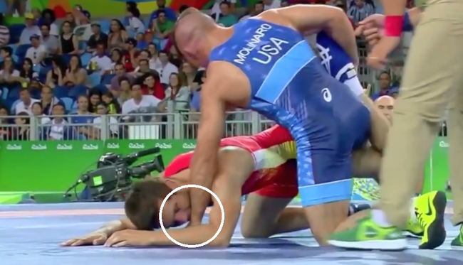 H&agrave;i hước đ&ocirc; vật Ukraina d&ugrave;ng v&otilde; cẩu xực tấn c&ocirc;ng đối thủ ở Olympic - Ảnh 3.