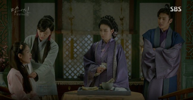 Moon Lovers: Đánh nhau chán chê, hoàng tử Baekhyun lại đột nhiên phải lòng IU - Ảnh 5.