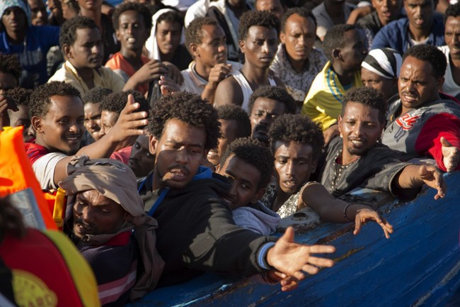 Chùm ảnh: Những gian nguy và đau đớn trên hành trình vượt biển của người tị nạn - Ảnh 4.