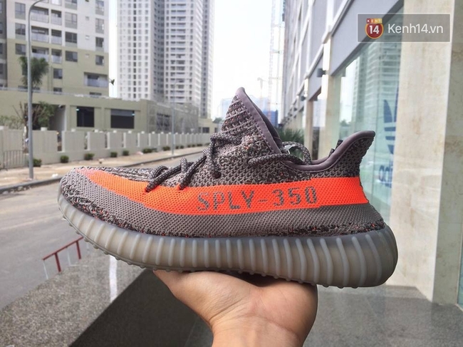 Giới trẻ Việt vui sướng khi chính thức được rinh đôi sneaker siêu hot Yeezy Boost 350 V2 - Ảnh 1.