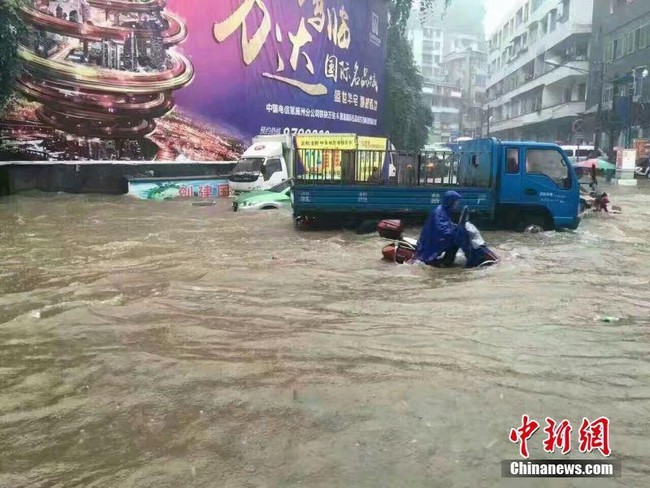 Bão Megi tàn phá Trung Quốc, thổi bay cả người, nhà, tủ lạnh... trên đường phố - Ảnh 8.