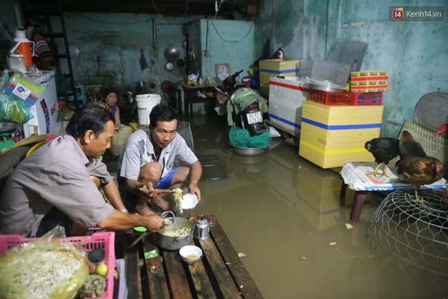 Dân nghèo xóm trọ Sài Gòn khốn khổ sống trong nước cống hôi thối suốt 4 ngày liền - Ảnh 4.