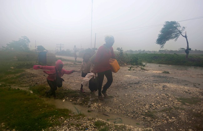 Khung cảnh hoang tàn đáng sợ sau khi bão mặt quỷ Matthew càn quét Haiti  - Ảnh 6.