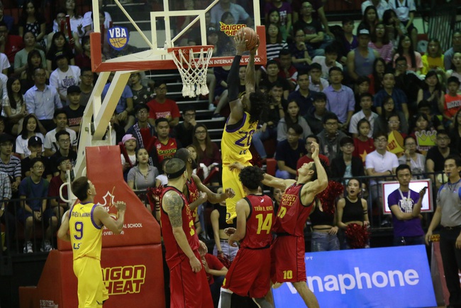 Mặc mưa lớn, kh&aacute;n giả ngồi chật cứng s&acirc;n xem derby Saigon Heat v&agrave; HCMC Wings - Ảnh 5.