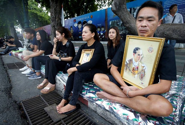 Người dân Thái Lan mắt đỏ hoe, xếp hàng dài chờ viếng Quốc vương Bhumibol - Ảnh 5.