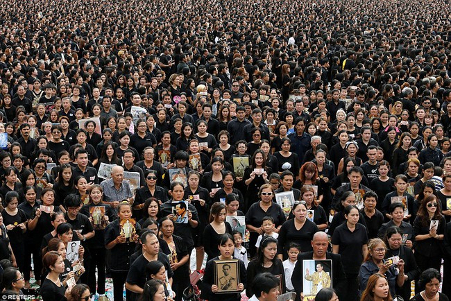 150.000 người dân Thái mặc áo đen tập trung bên ngoài cung điện Hoàng gia hát quốc ca tưởng nhớ vua Bhumibol - Ảnh 5.