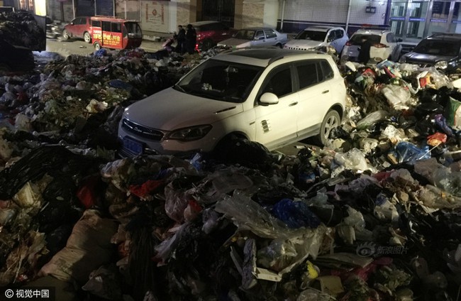 Bị hàng tấn rác bao vây can tội đỗ xe bừa bãi, mất toi gần 4 triệu dọn đường - Ảnh 4.