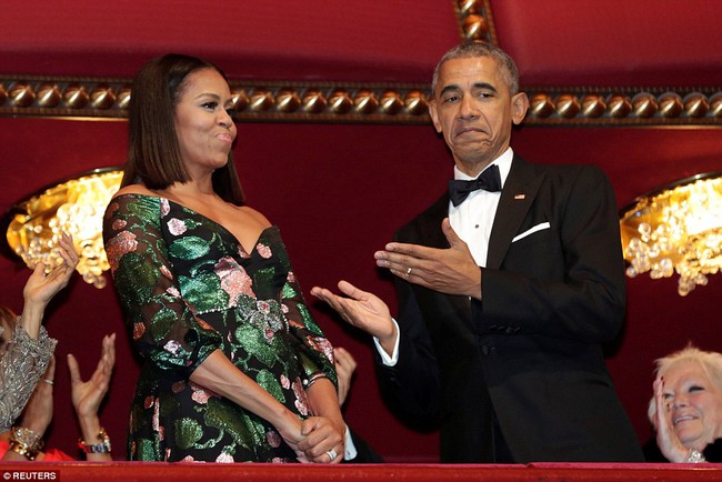 Bà Michelle cực xinh đẹp, sánh đôi cùng ông Obama tới dự lễ trao giải Kennedy Center Honors 2016 - Ảnh 7.