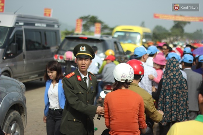 H&agrave;ng vạn người đổ về c&aacute;nh đồng hoa hướng dương: Từng đo&agrave;n xe nối d&agrave;i cả c&acirc;y số, di chuyển từng ch&uacute;t một - Ảnh 3.
