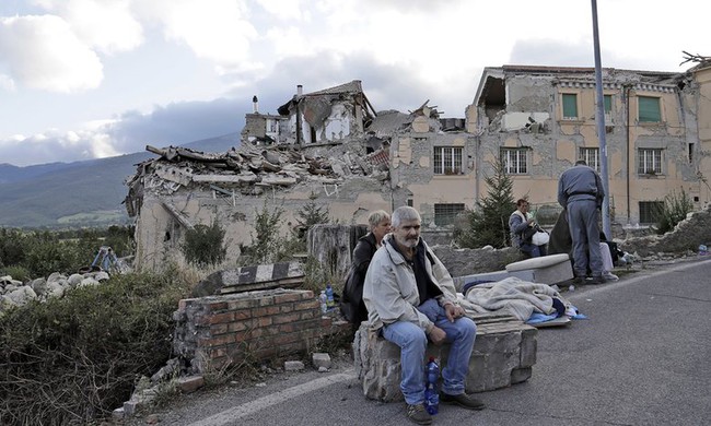 Italy: Động đất 6,2 độ Richter, gần như toàn bộ thị trấn bị phá hủy hoàn toàn - Ảnh 4.