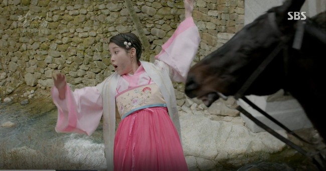 Moon Lovers: Lần đầu gặp gỡ, ho&agrave;ng tử Lee Jun Ki l&agrave;m anh h&ugrave;ng cứu mỹ nh&acirc;n IU - Ảnh 27.