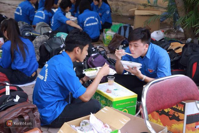 Th&iacute; sinh xếp h&agrave;ng đ&ocirc;ng nghịt chờ Đ&aacute;nh gi&aacute; năng lực tại trường ĐH Quốc Gia HN - Ảnh 12.