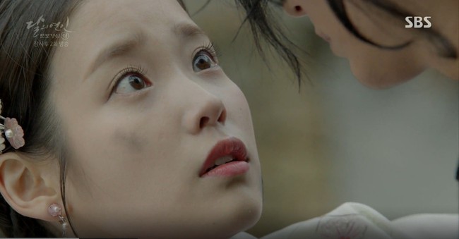 Moon Lovers: Lần đầu gặp gỡ, hoàng tử Lee Jun Ki làm anh hùng cứu mỹ nhân IU - Ảnh 28.