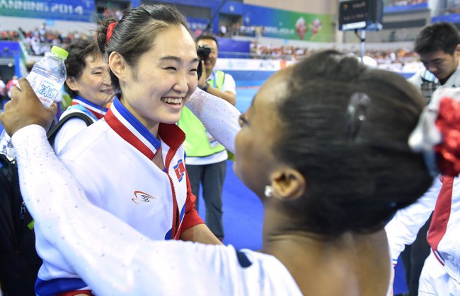 Khoảnh khắc VĐV Hàn Quốc và Triều Tiên chụp ảnh selfie tại Olympic được chia sẻ rần rần trên mạng - Ảnh 3.