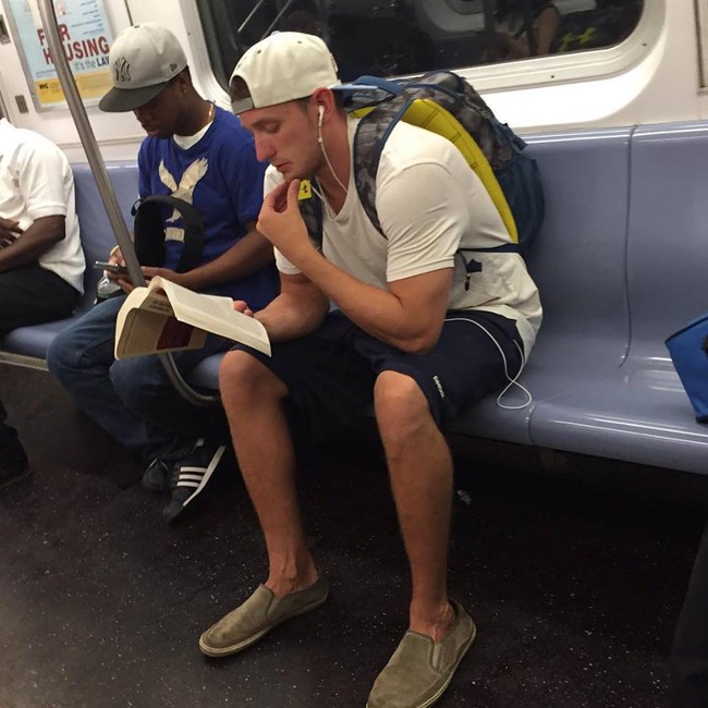 8 điều l&yacute; giải tại sao con g&aacute;i chết m&ecirc; c&aacute;c anh ch&agrave;ng mọt s&aacute;ch - Ảnh 1.