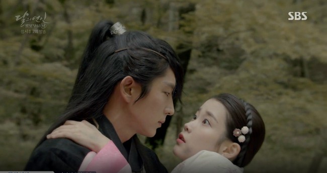 Moon Lovers: Lần đầu gặp gỡ, ho&agrave;ng tử Lee Jun Ki l&agrave;m anh h&ugrave;ng cứu mỹ nh&acirc;n IU - Ảnh 29.