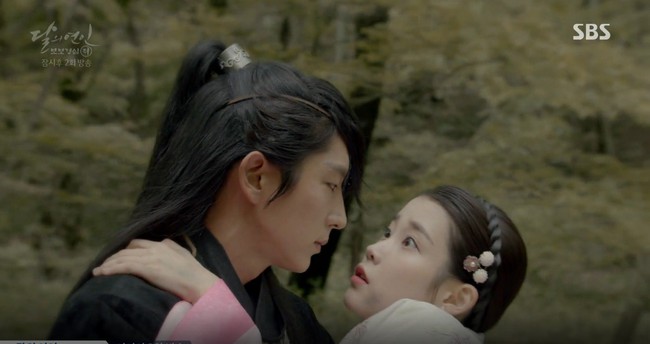 Moon Lovers: Lần đầu gặp gỡ, hoàng tử Lee Jun Ki làm anh hùng cứu mỹ nhân IU - Ảnh 29.