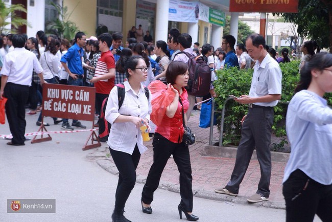 Th&iacute; sinh xếp h&agrave;ng đ&ocirc;ng nghịt chờ Đ&aacute;nh gi&aacute; năng lực tại trường ĐH Quốc Gia HN - Ảnh 14.