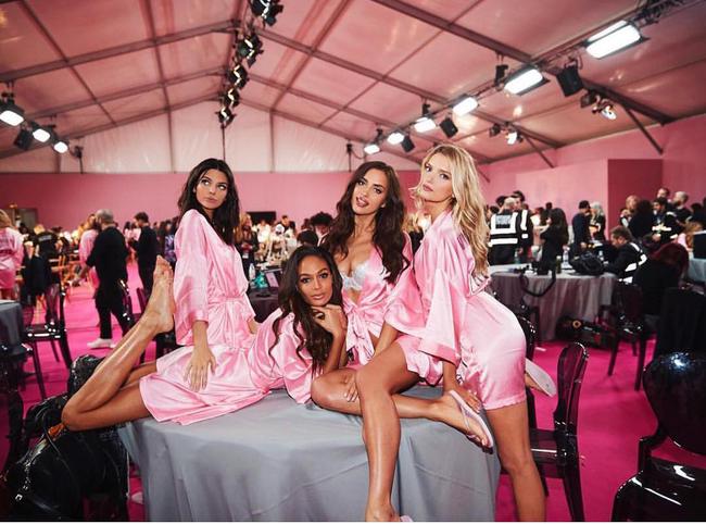 Victorias Secret Fashion Show 2016: D&agrave;n mẫu n&oacute;ng bỏng tất bật makeup, l&agrave;m t&oacute;c trước giờ G - Ảnh 48.