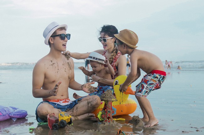 Vợ chồng Đăng Kh&ocirc;i đưa con trai 10 th&aacute;ng tuổi đi chơi biển - Ảnh 3.