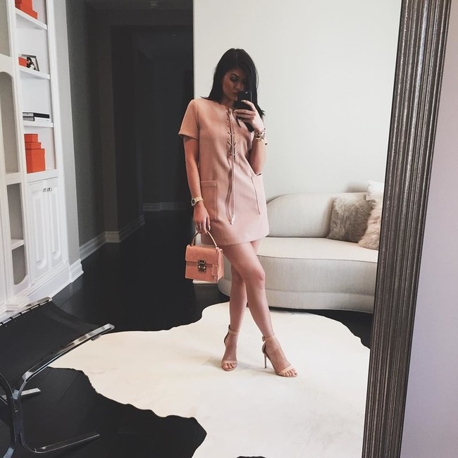 Kylie Jenner phá đảo kỷ lục diện đồ rẻ của sao thế giới khi diện áo chưa đến 100.000 VNĐ - Ảnh 9.
