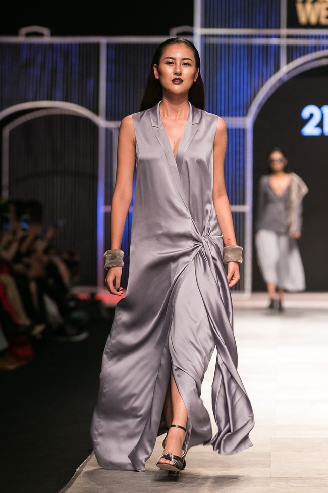 Phí Phương Anh lại xuất hiện trên sàn diễn thời trang, đọ trình catwalk cùng đàn chị - Ảnh 14.