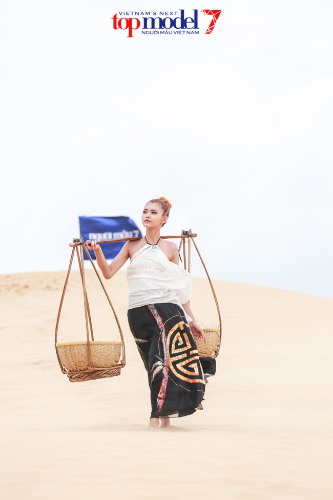 Next Top Model: Fung La h&ocirc;n rồng, Kim Nh&atilde; bất đồng &yacute; kiến với host Thanh Hằng - Ảnh 17.