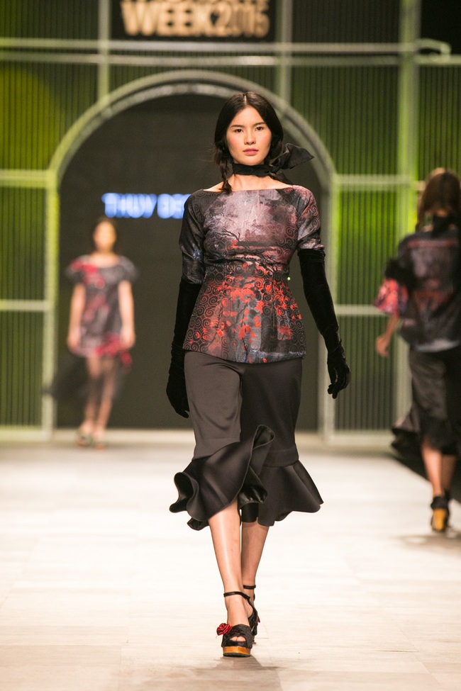 Hot girl Hà Lade tái xuất sàn catwalk, Hoàng Thùy làm vedette trong đêm diễn thứ 2 của Vietnam International Fashion Week - Ảnh 56.